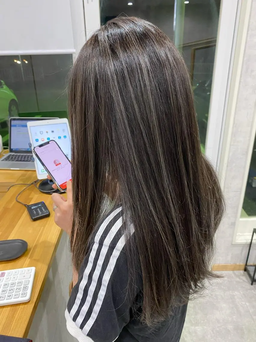 ミディアム ハイライト ヘアカラー トリートメント ROI 【ロイ】のヘアスタイル
