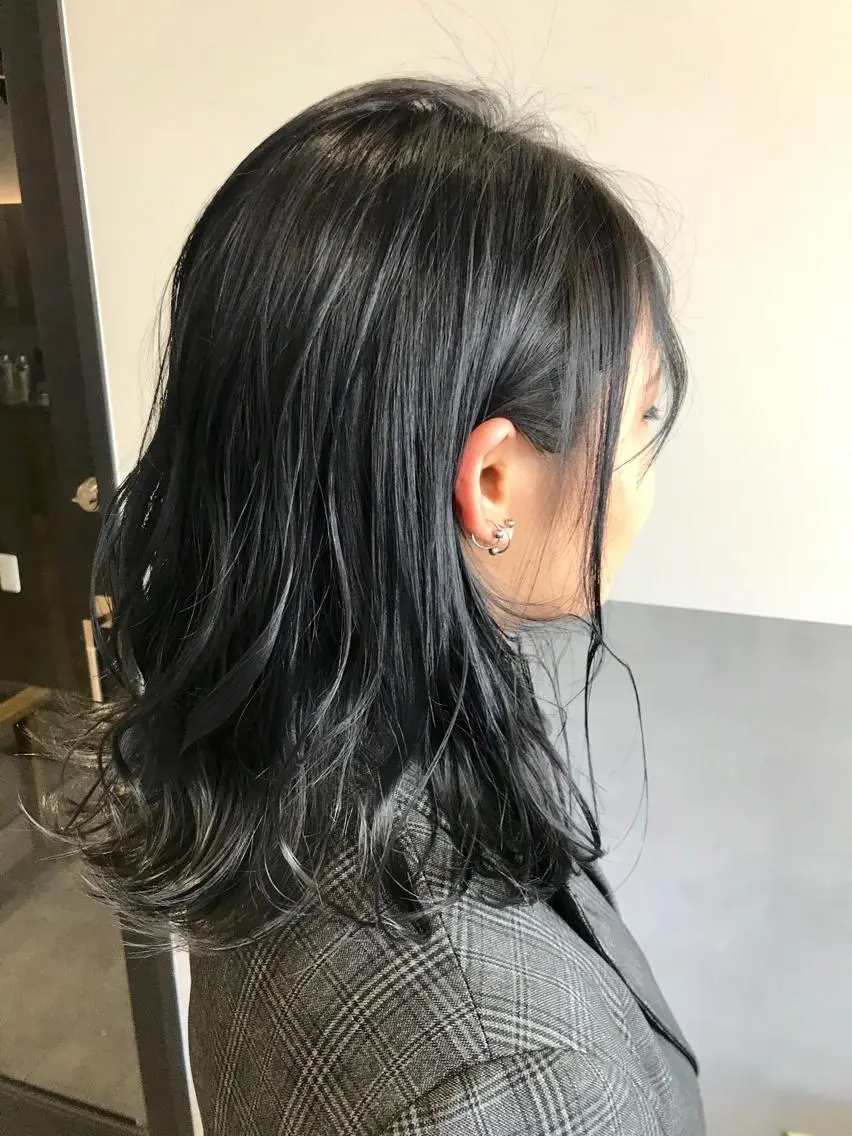 ミディアム カラー ブルーカラー ダブルカラー シルバー ヘアカラー 色気レイヤー& ショートはお任せ🌟のヘアスタイル
