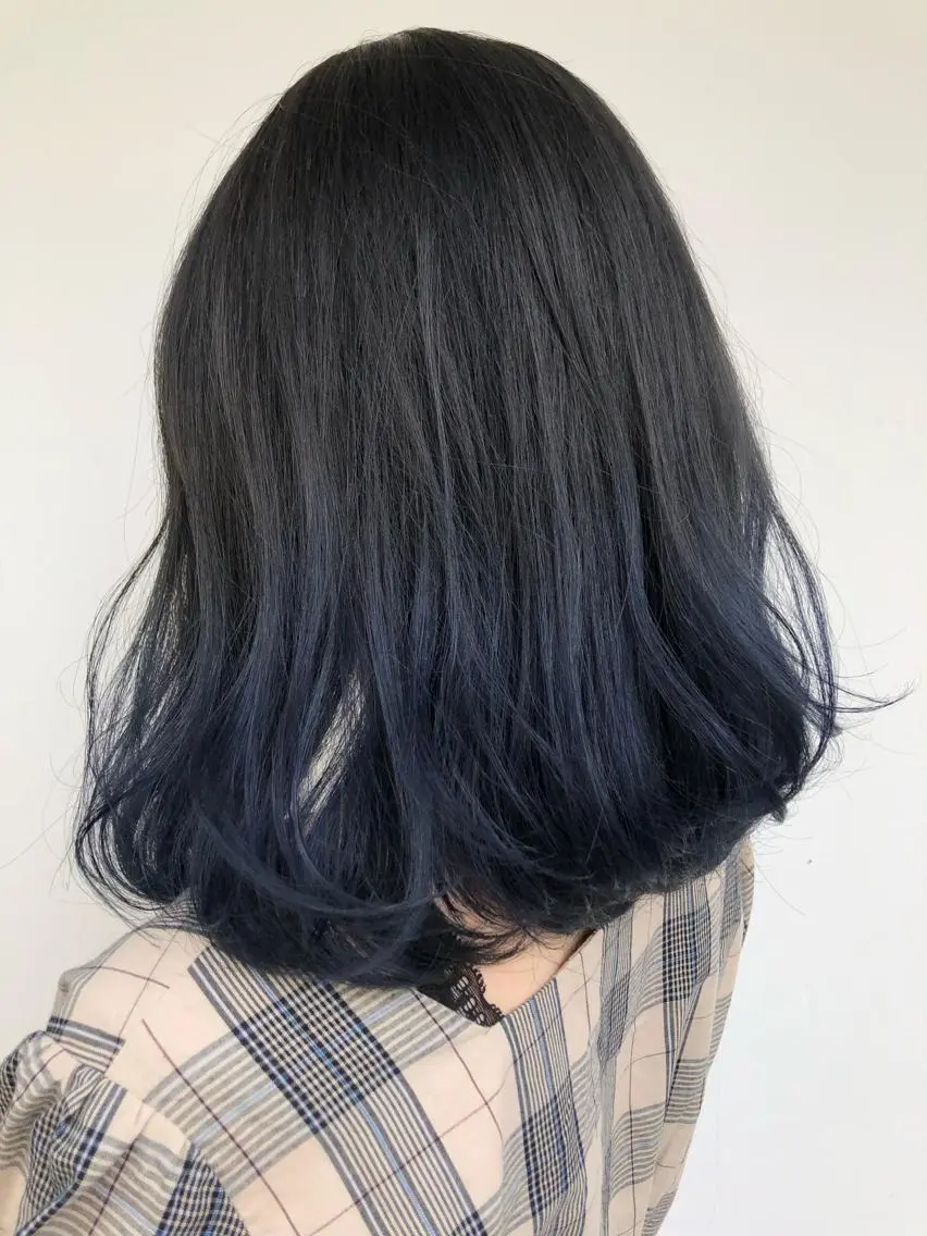 ミディアム カラー ブリーチ ブルーカラー グラデーションカラー ネイビーカラー サワタ ミサのヘアスタイル