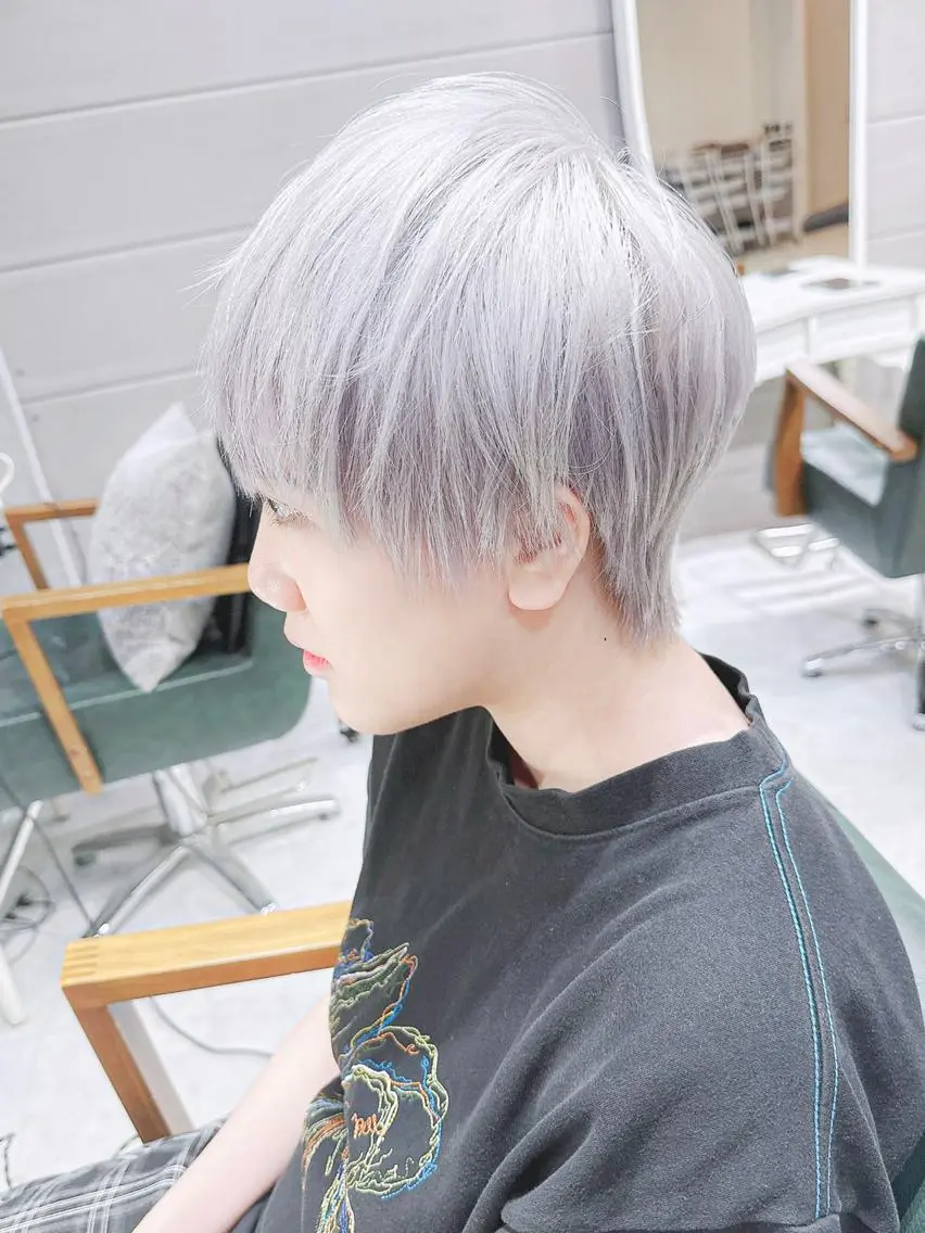 ヘアアレンジ ショート カラー ハイトーンカラー シルバー ホワイトシルバー Days 透明感カラーのヘアスタイル