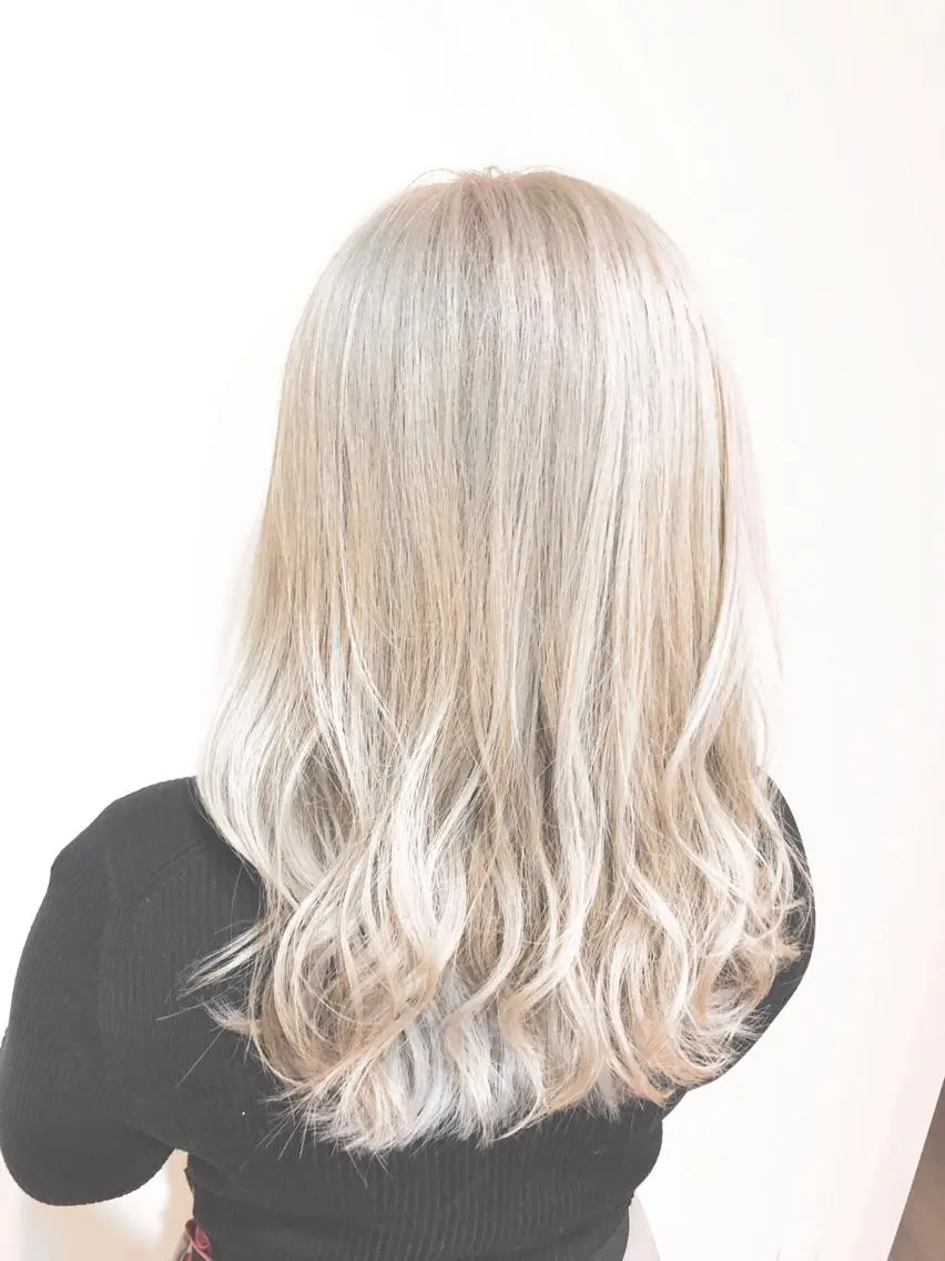 ロング カラー ベージュカラー ブリーチ ホワイトベージュ ヘアカラー トリートメント ハイトーン/ブリーチ ルミエール/新栄/栄のヘアスタイル