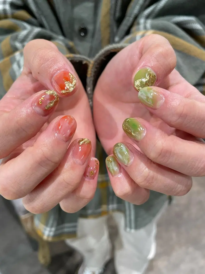 ネイル グリーン ニュアンスネイル オレンジ ハンドネイル ナチュラル透明感🌱 小山美樹子のヘアスタイル