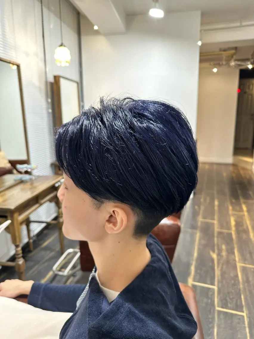 カラー メンズ 黒髪 ブルーカラー ブルーブラック 齋藤 拓麻のヘアスタイル