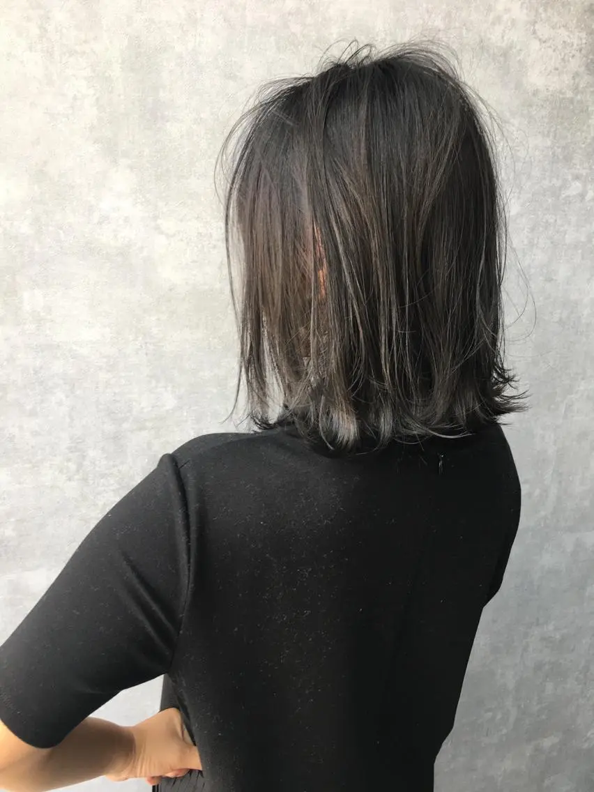 ミディアム カラー ネイビーカラー 外ハネヘア レイヤーカット BLend 渋谷のヘアスタイル