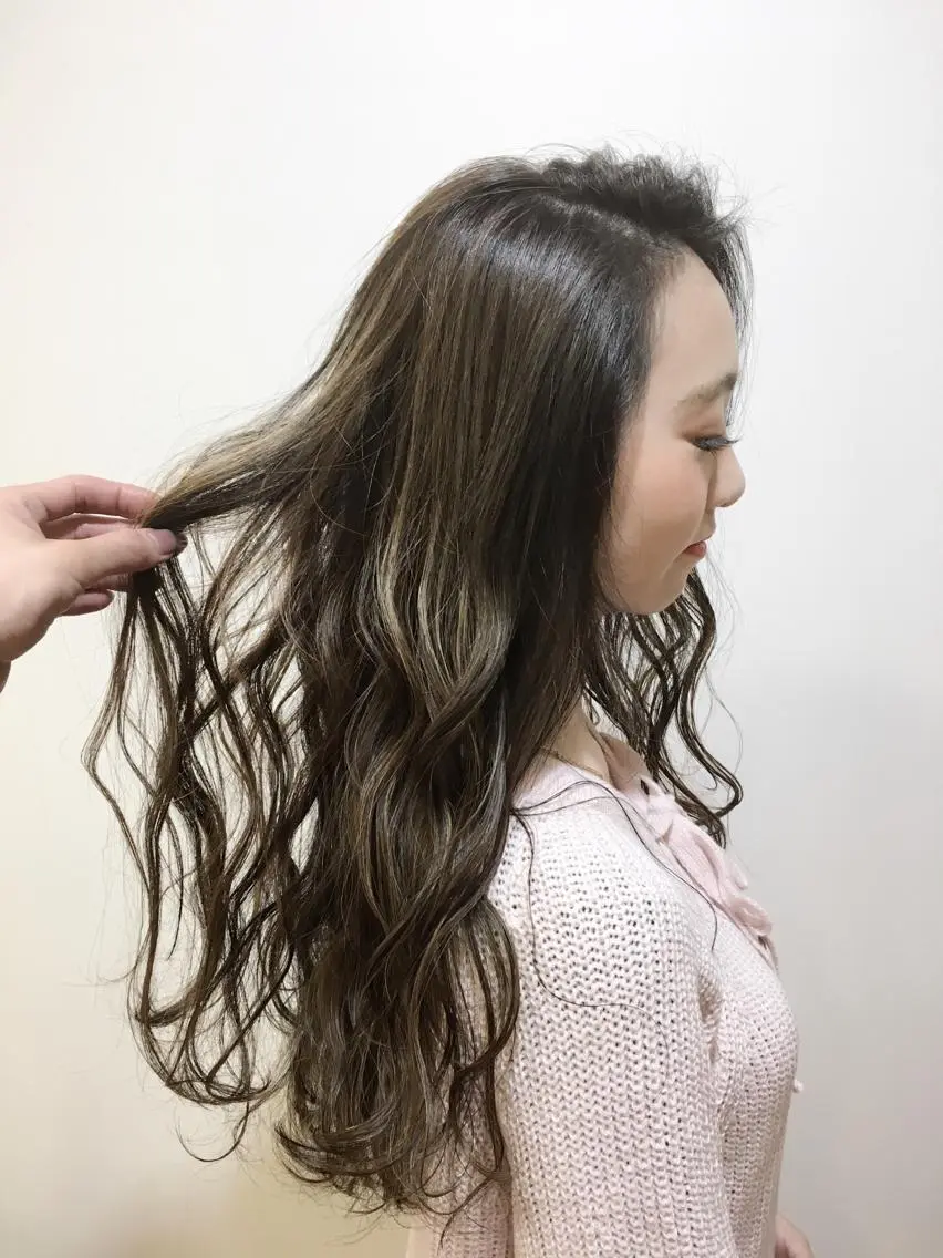 ロング カラー アッシュ アッシュグレー アッシュグレージュ 透明感カラー グレージュ 海外風レイヤーカット 👑店長 平松 由のヘアスタイル