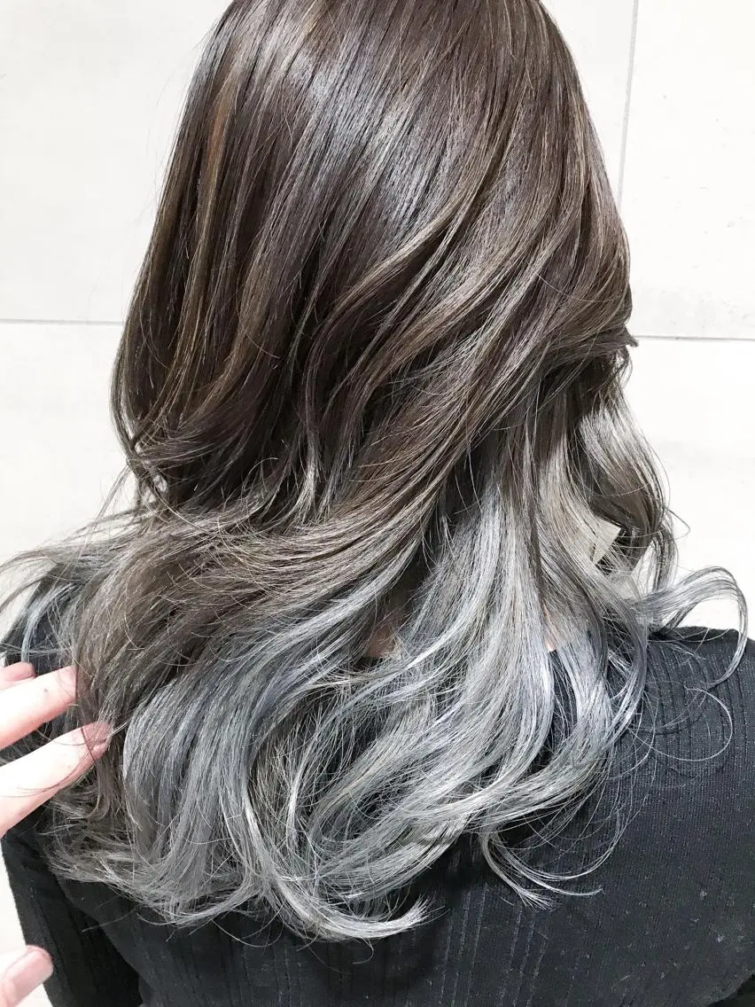ミディアム カラー ブルーカラー ブルージュ ハイライトカラー インナーカラー シルバー カット ヘアカラー BOX mico.のヘアスタイル