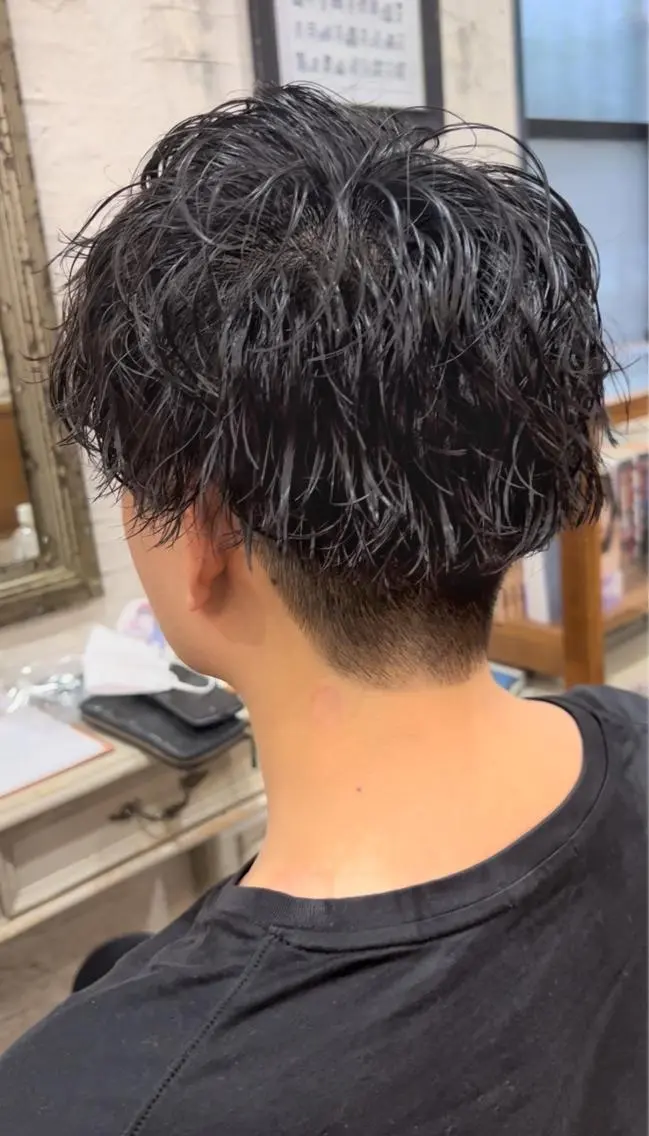 ショート パーマ メンズ メンズブリーチ センターパート フェードカット メンズハイライト メンズハイトーン メンズStylist 山根慧のヘアスタイル