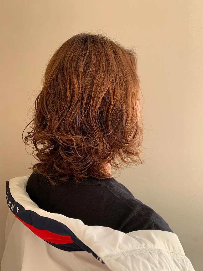 ミディアム パーマ 顔まわりカット✄ ベージュカラー🧸のヘアスタイル