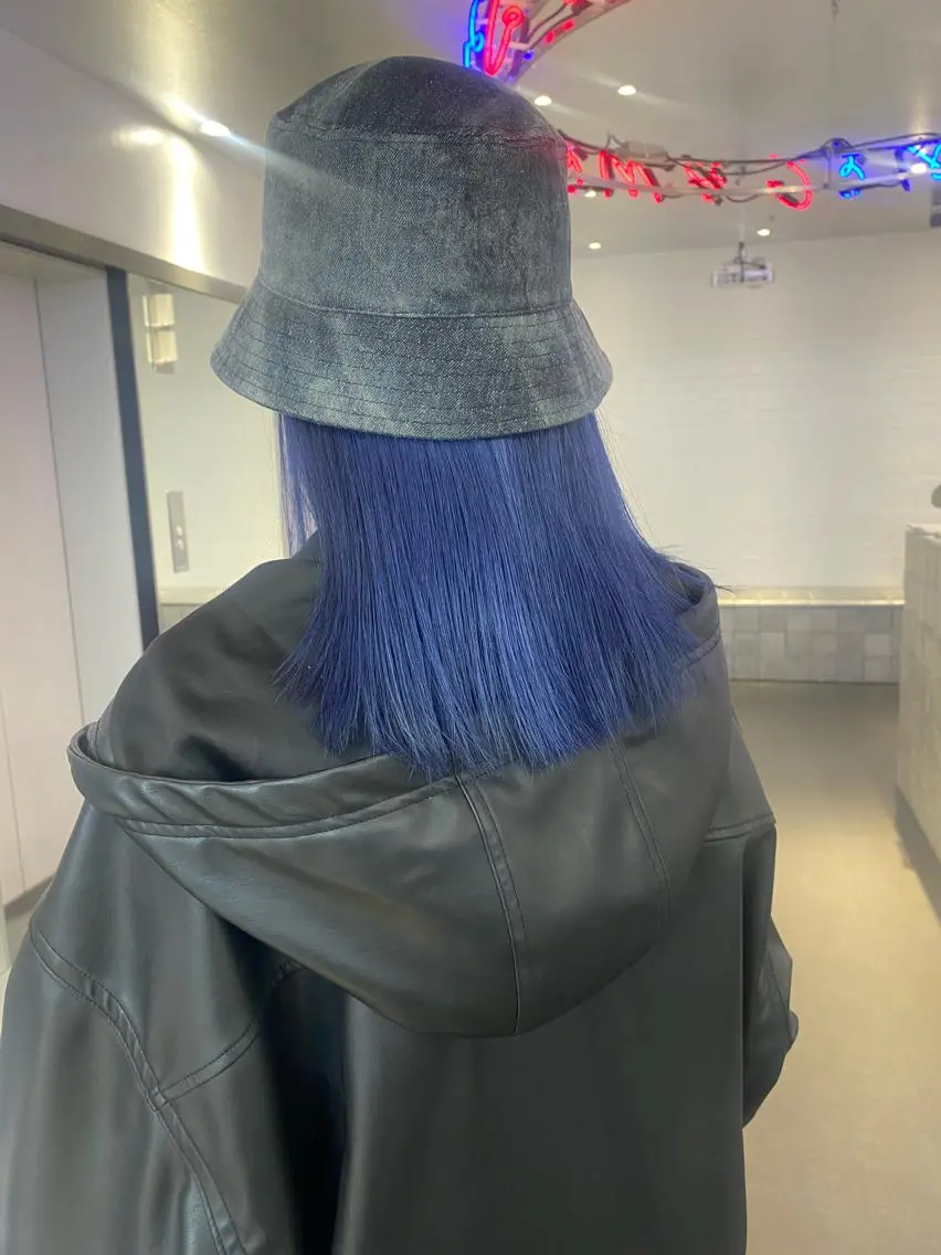 ミディアム カラー ヘアアレンジ ブルーカラー ブルーラベンダー ラベンダーカラー ネイビーカラー バイオレットカラー 🎨ハイトーン/ 切りっぱなし みつきのヘアスタイル