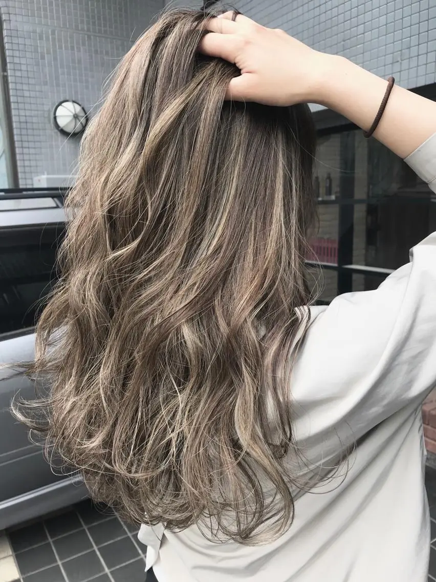 セミロング カラー ハイライトカラー ハイライト 森本 笑のヘアスタイル