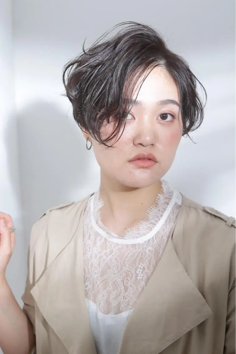 ショート アッシュ ボブ くせ毛 斜めバング ハイライト REVE 美容室のヘアスタイル