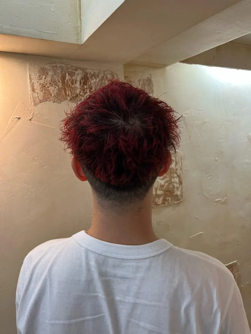 ショート カラー メンズ メンズブリーチ スパイキーショート ブリーチ レッドカラー ショートヘア 退色まで透明感ある ダブルカラー/リクのヘアスタイル