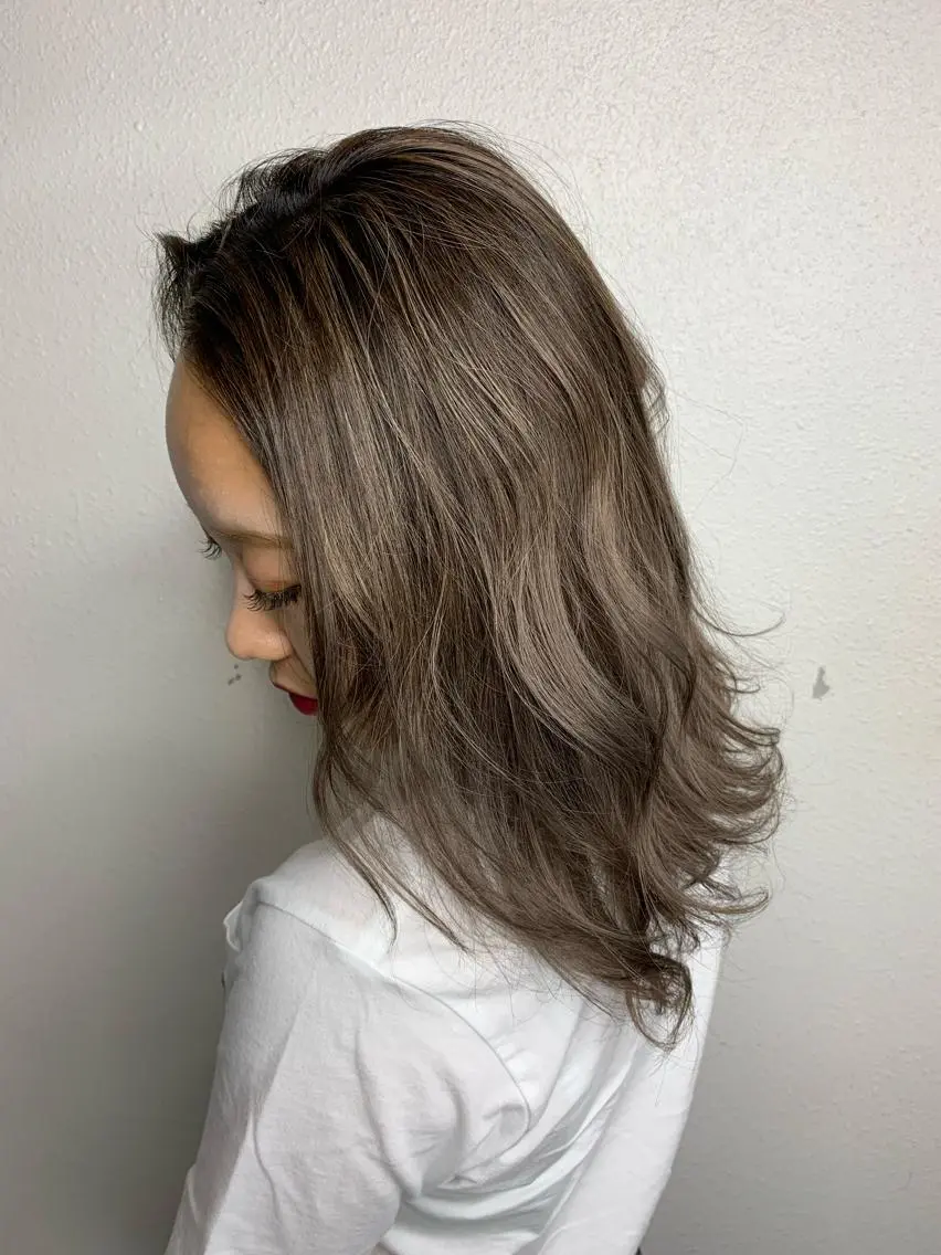 セミロング カラー ブリーチ グレージュ ハイライトカラー ハイライト ブリーチカラー/レイ ヤーカット岡田友仁のヘアスタイル