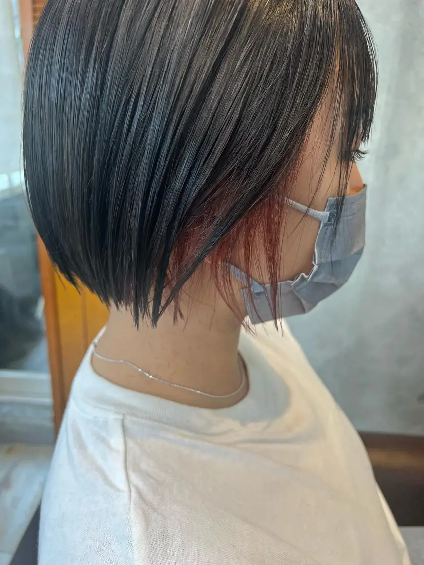 ショート カラー ヘアアレンジ 切りっぱなしボブ イヤリングカラー インナーカラー ピンクカラー ボブ サナ🌱 切りっぱなしボブのヘアスタイル