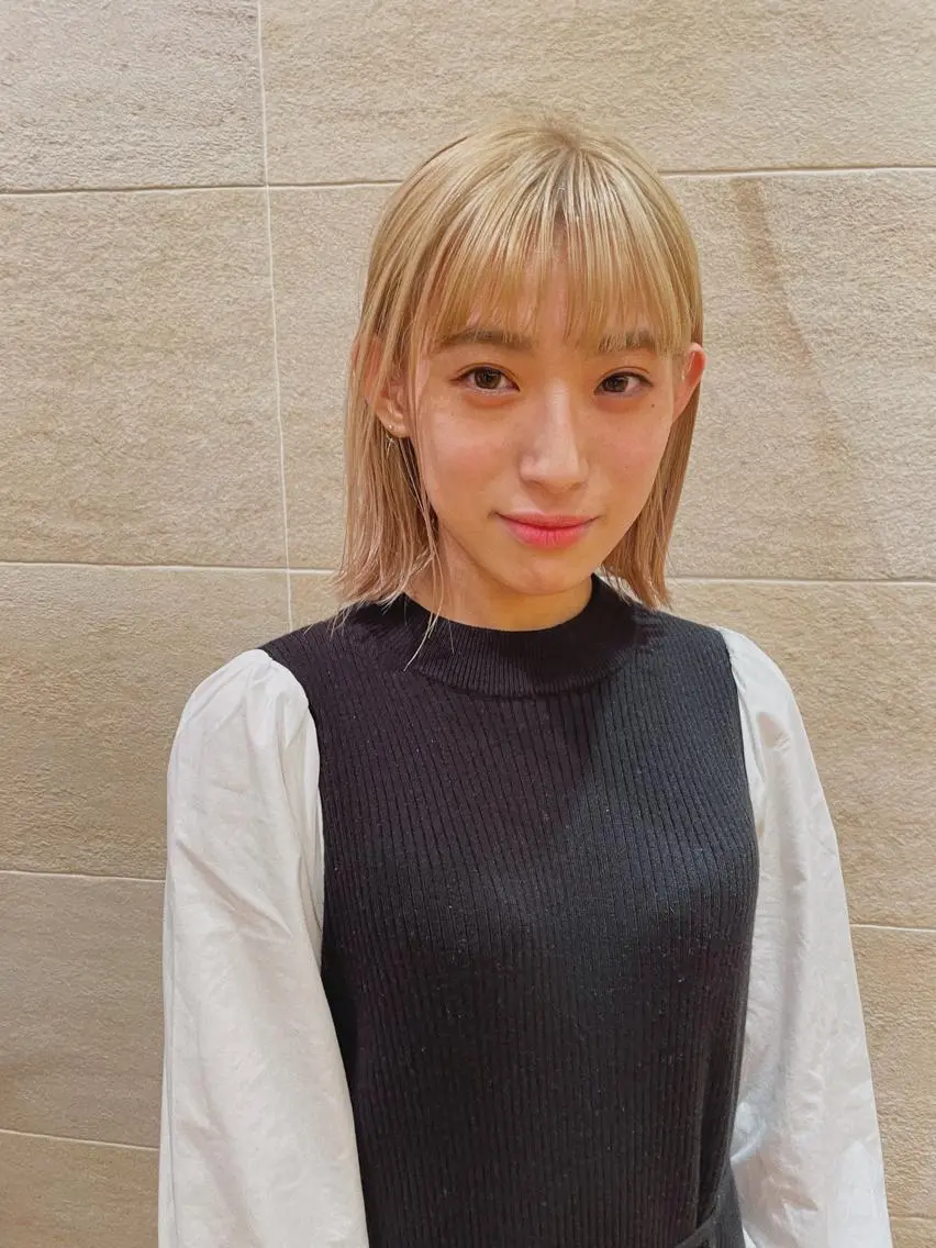 ショート ボブ 白髪ぼかしハイライト 脱白髪染めのヘアスタイル