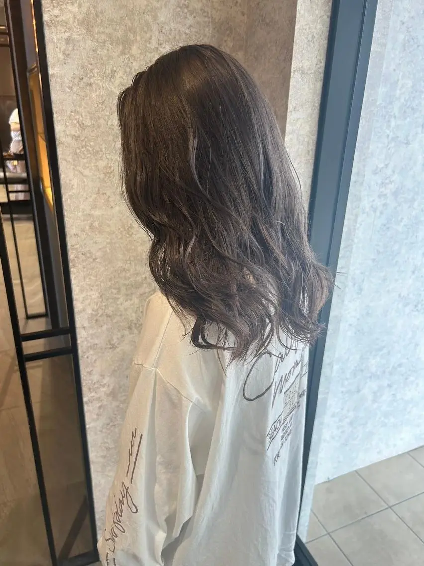 カラー ブリーチ ダブルカラー ブリーチなしカラー ヘアカラー earth ノノカ 柔らかベージュカラーのヘアスタイル
