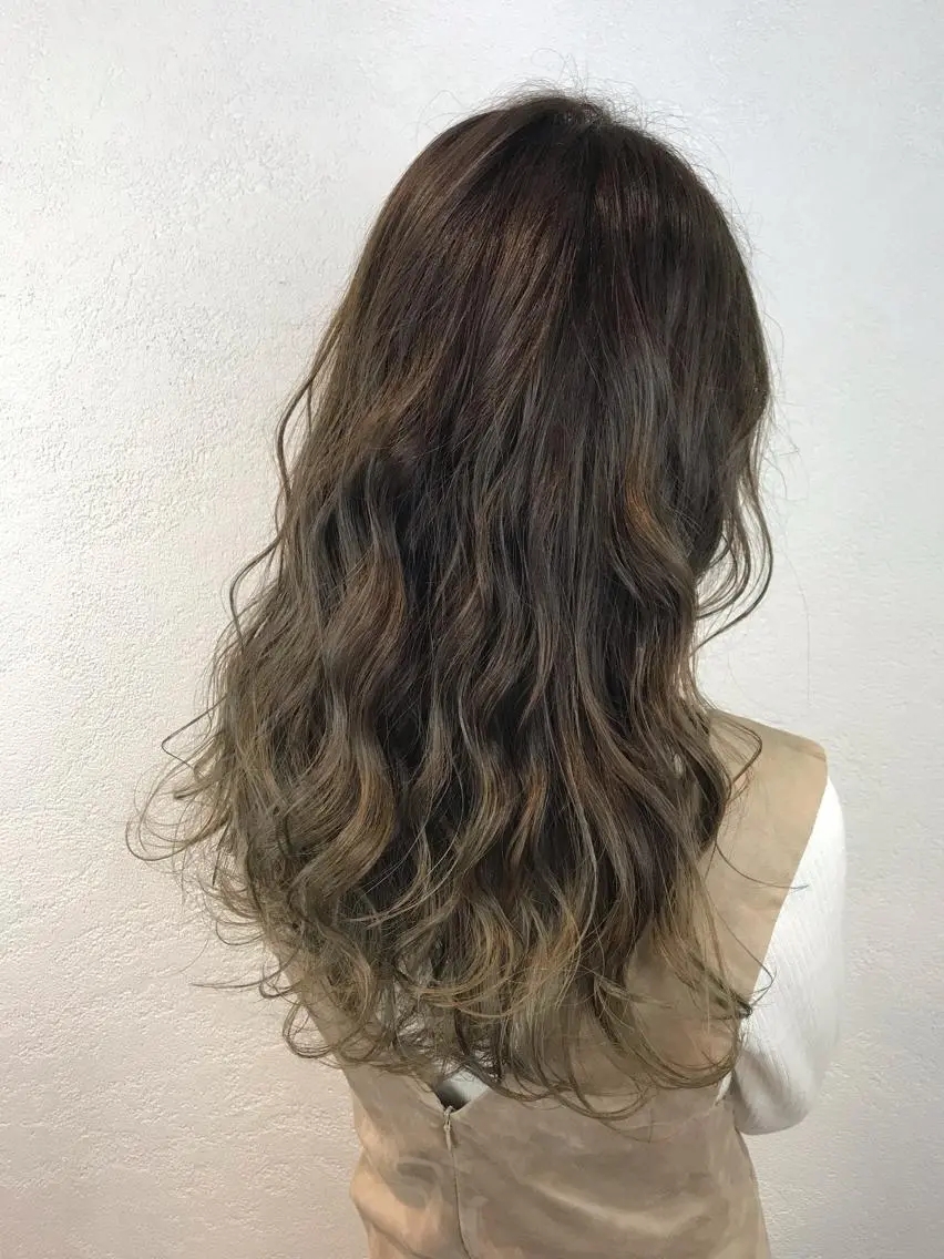 ロング カラー アッシュ バレイヤージュ ミルクティーアッシュ レイヤーカット ロング デザインカラー🌈 高木リョウのヘアスタイル