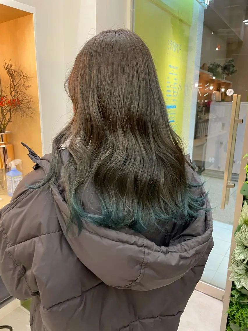 セミロング カラー ヘアアレンジ ブリーチ 山下 とよかのヘアスタイル