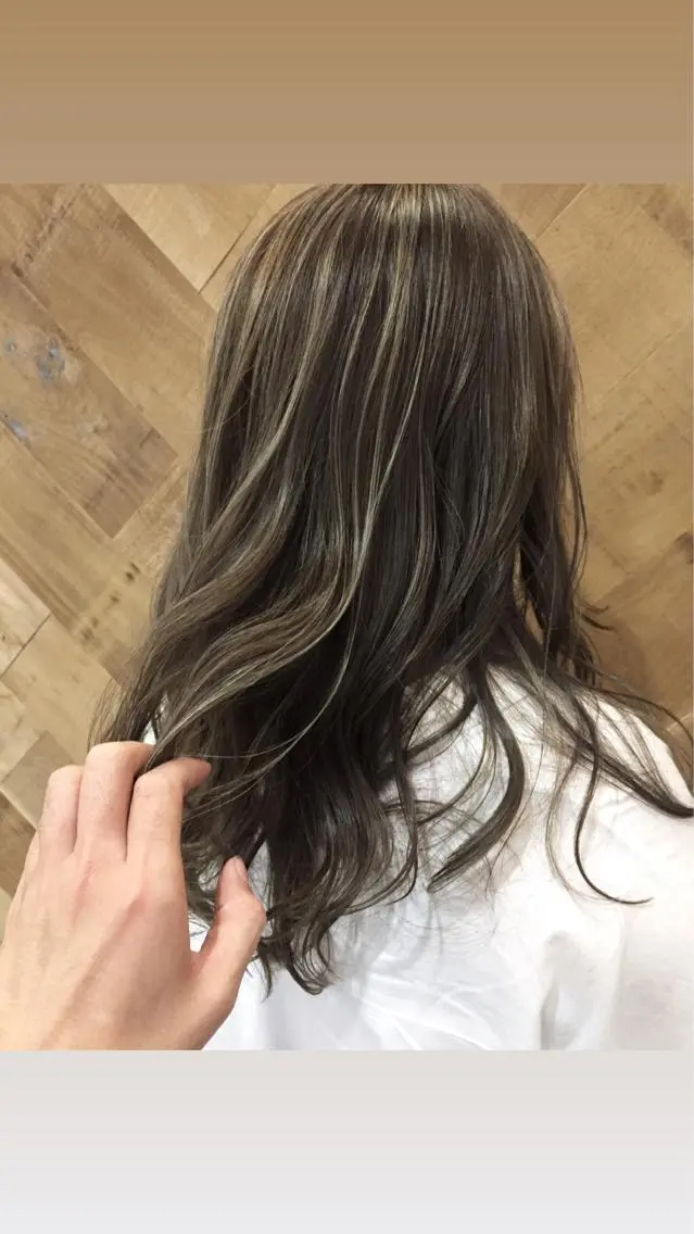 セミロング ハイライト 髪質改善 縮毛矯正 トリートメント 酸熱トリートメント ヘアカラー トリートメント 中川 勝友のヘアスタイル