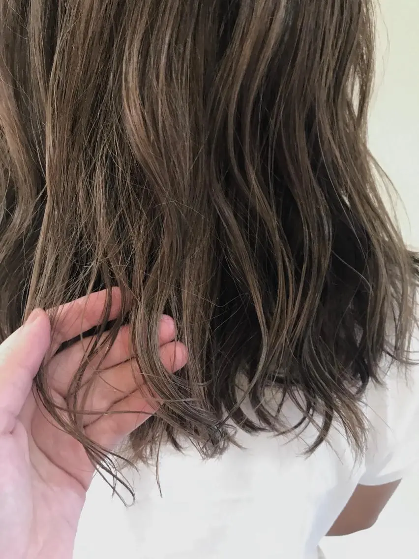 ミディアム 中川 茜里のヘアスタイル