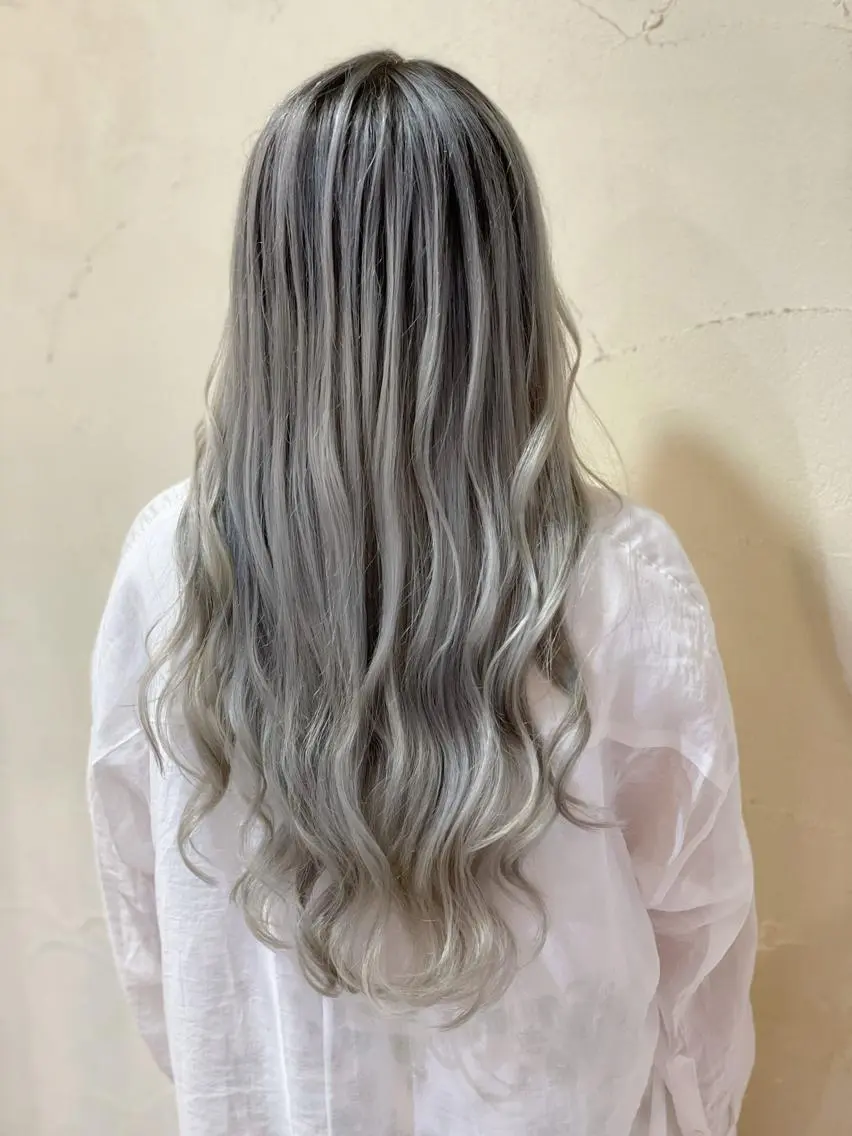 ロング カラー ヘアアレンジ バレイヤージュ ブリーチ シルバー ホワイトシルバー レイヤーカット ヘアカラー トリートメント 秋山 幸太のヘアスタイル