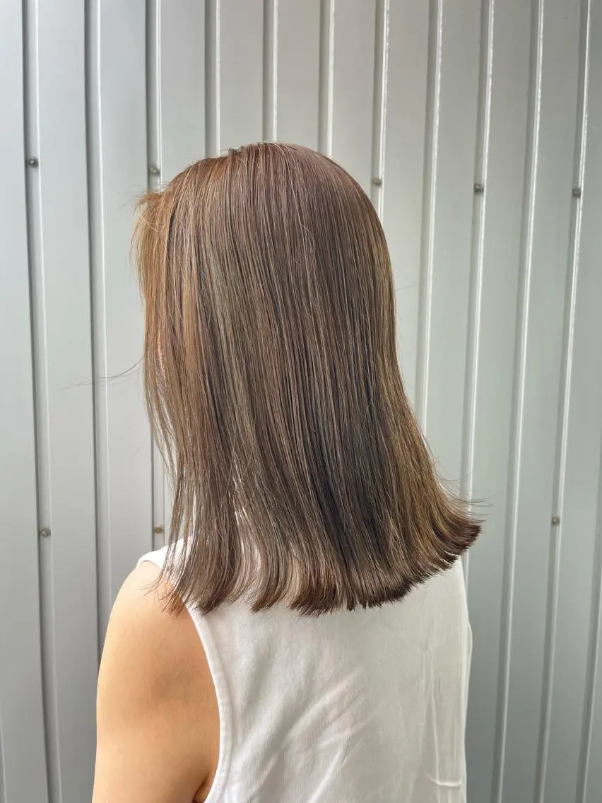 セミロング カラー ハイライトカラー インナーカラー ハイライト カット ヘアカラー トリートメント 多河 遥のヘアスタイル