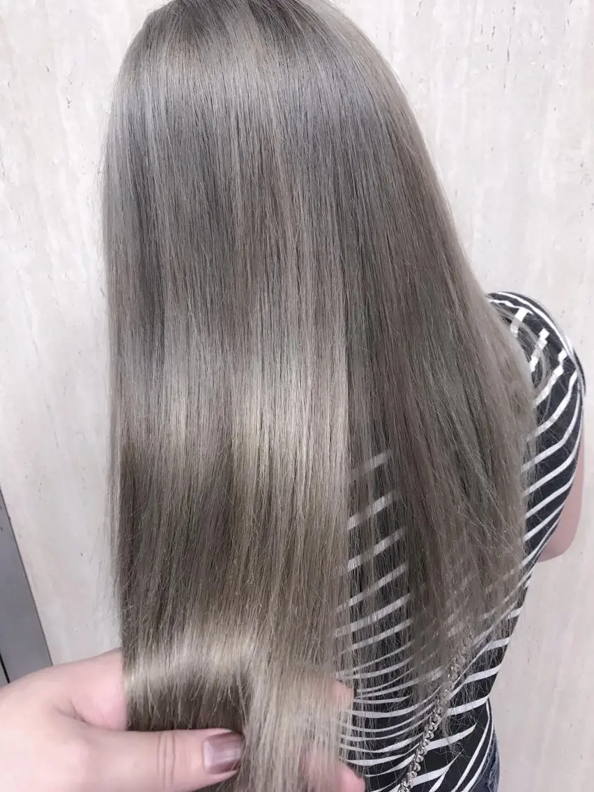 ロング カラー ブリーチ BOX mico.のヘアスタイル