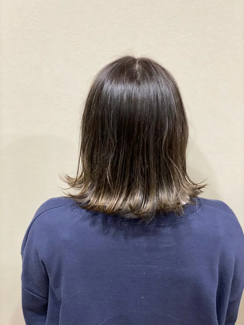 ショート カラー バレイヤージュ グレージュ レイヤーカット 東條 克義のヘアスタイル