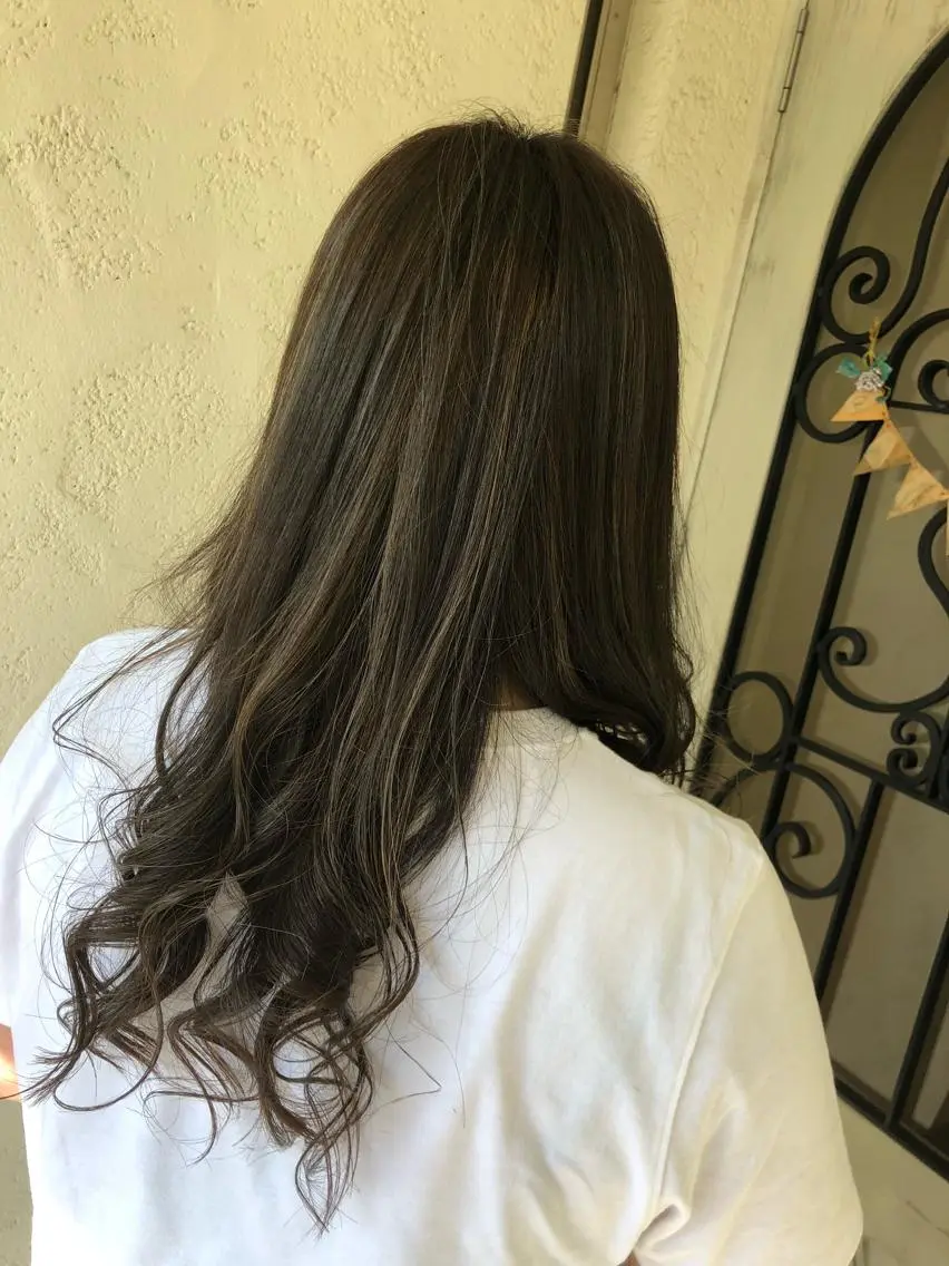 ロング ハイライト ヘアカラー トリートメント 玉邑 美菜のヘアスタイル