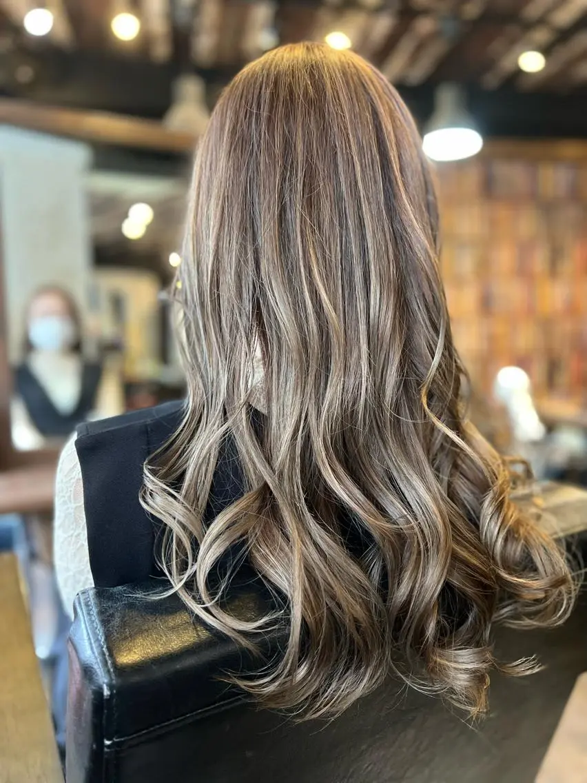 ロング ヘアカラー 艶髪🫧髪質改善 縮毛矯正✨影山湧市のヘアスタイル