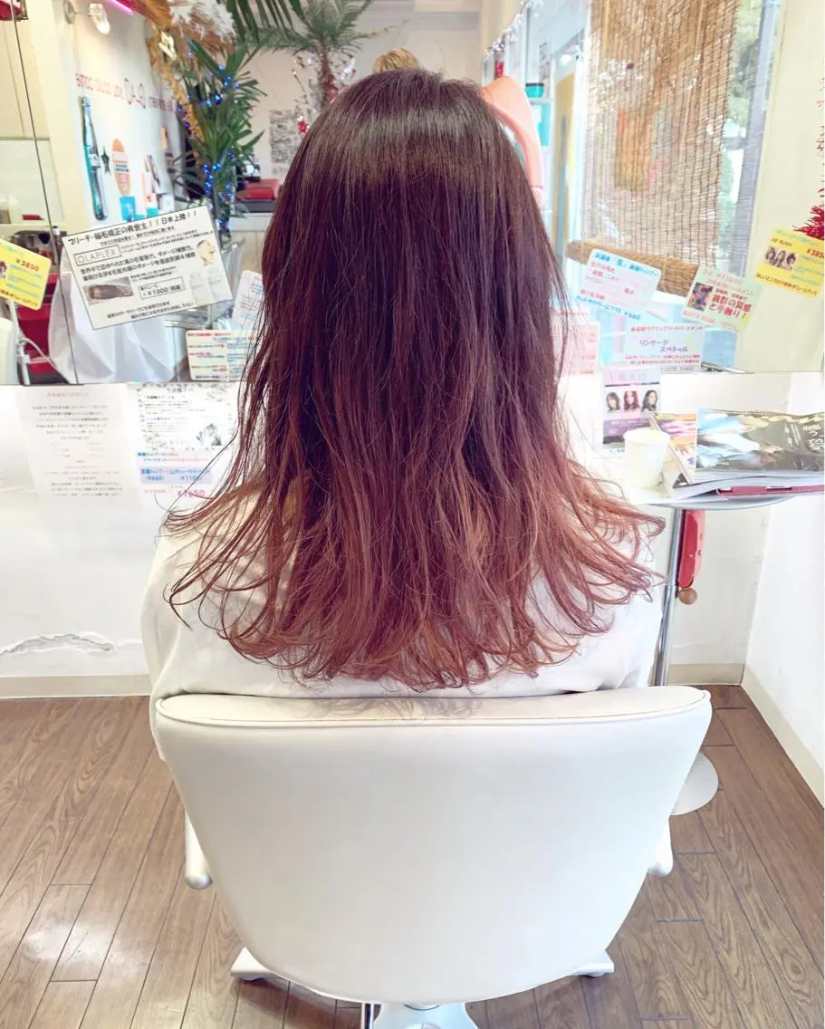 セミロング カラー グラデーションカラー ピンクカラー GLAD 萩原のヘアスタイル