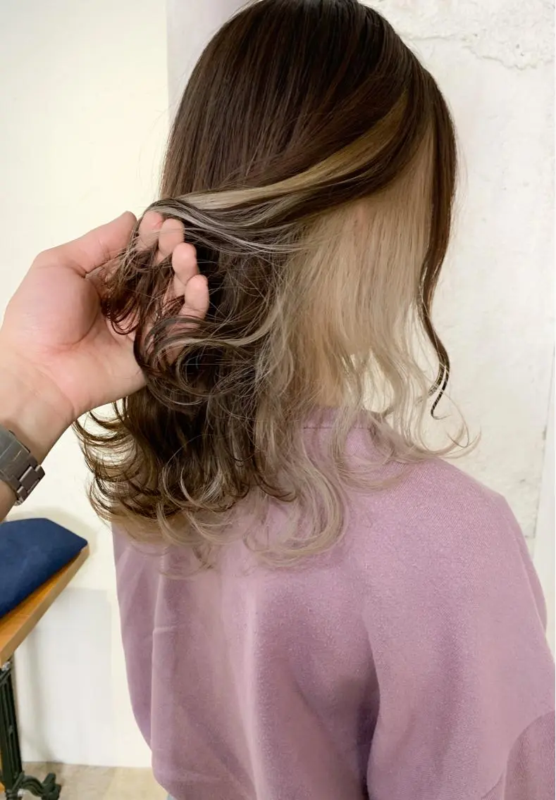 ミディアム カラー ベージュカラー イヤリングカラー インナーカラー ミルクティーベージュ トリートメント /カラー/NAOKIのヘアスタイル