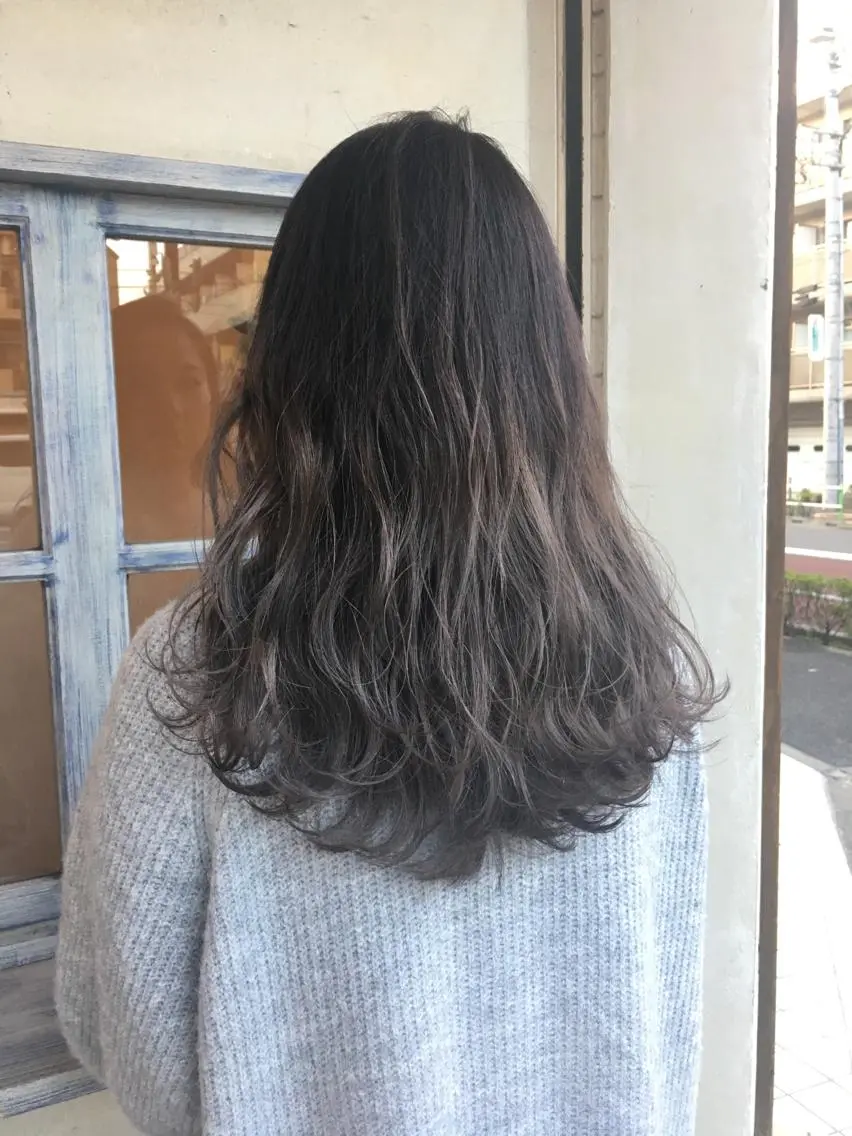 セミロング カラー グラデーションカラー グレージュ 森 早希絵のヘアスタイル