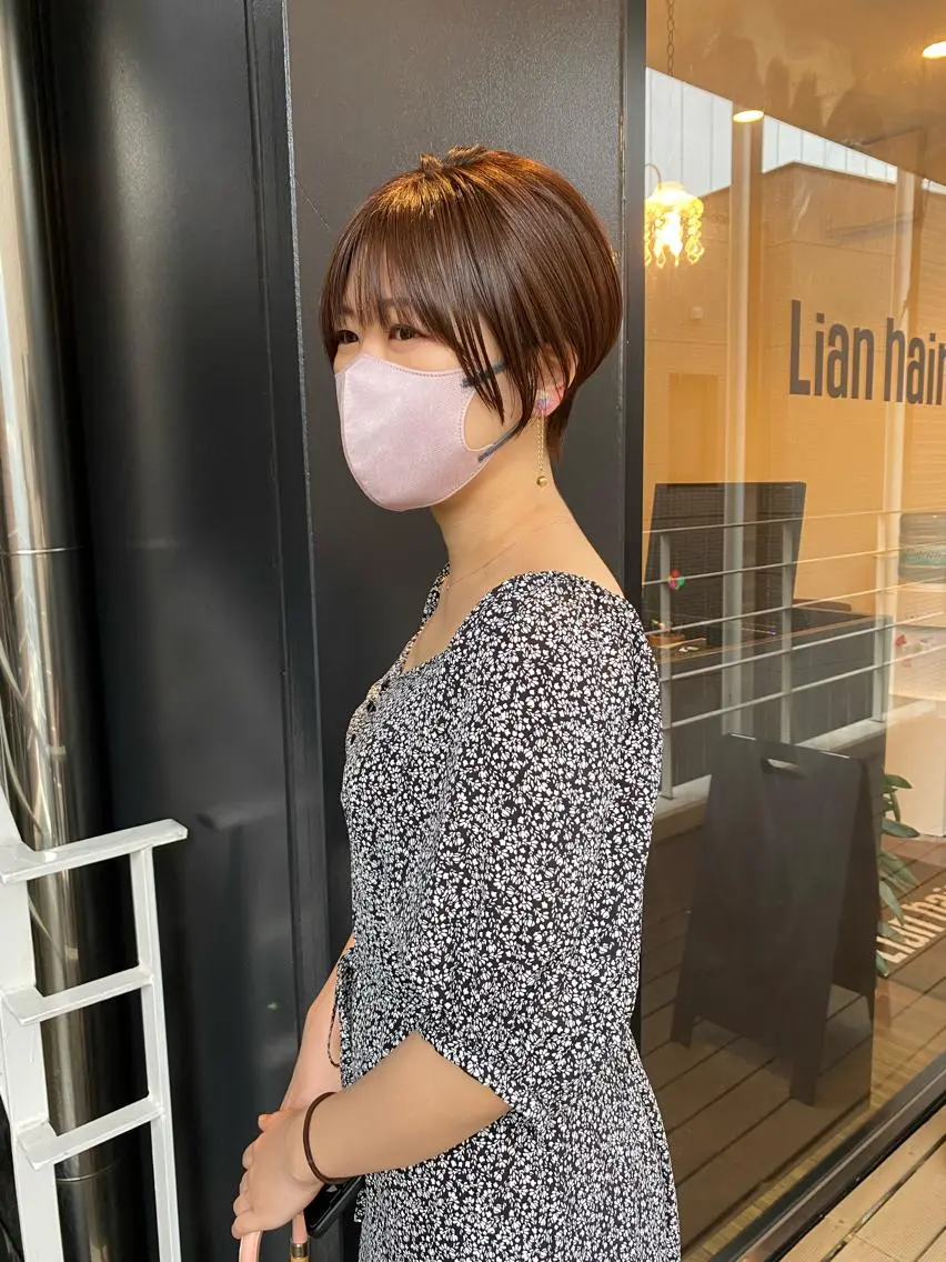 ショート 韓国🇰🇷レイヤー カットオリーブカラーのヘアスタイル