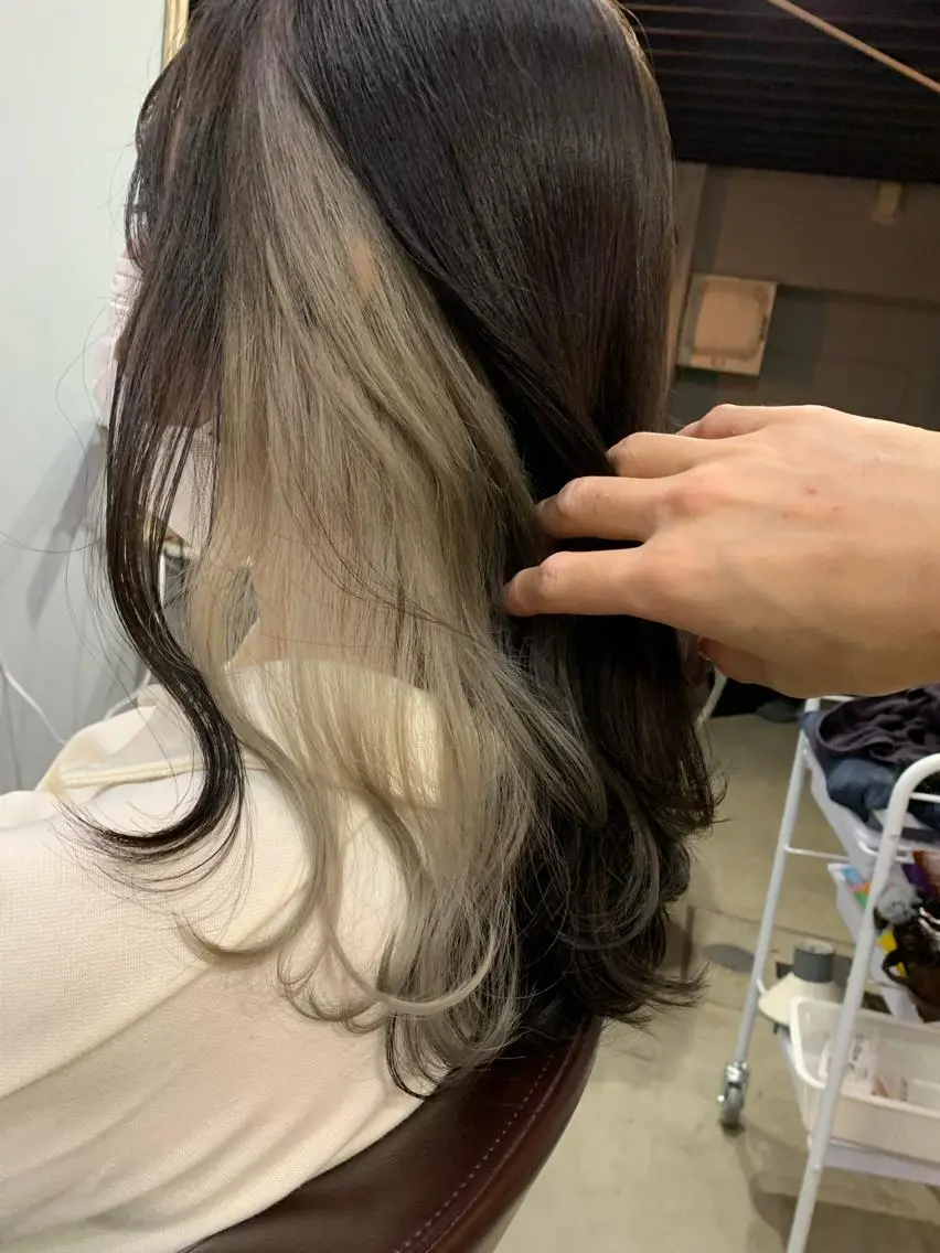ロング カラー ブリーチ ヘアカラー トリートメント 艶髪・酸性ストレート フリツのヘアスタイル
