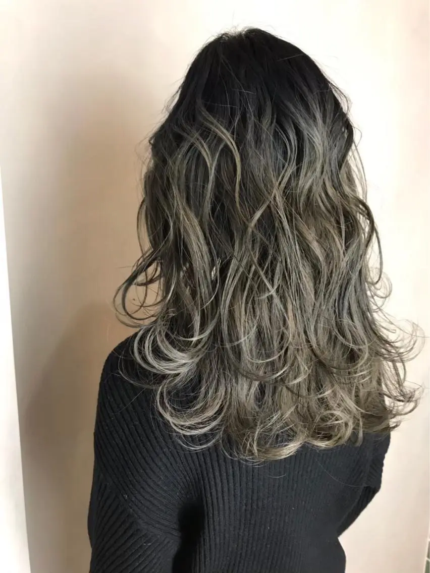ロング カラー アディクシーカラー バレイヤージュ グラデーションカラー シルバー レイヤーカット カット ヘアカラー BROCANTE立川 karasawa.nのヘアスタイル
