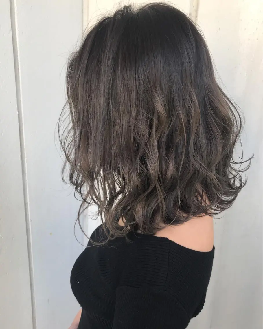 ミディアム カラー アッシュ アッシュグレー グラデーションカラー 若杉 諒のヘアスタイル