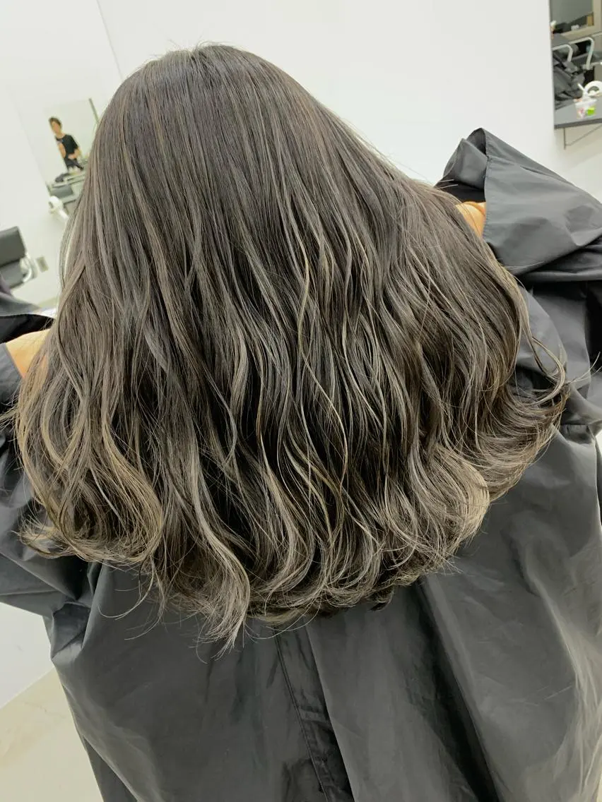 ミディアム ハイライト 山田 絵里菜のヘアスタイル