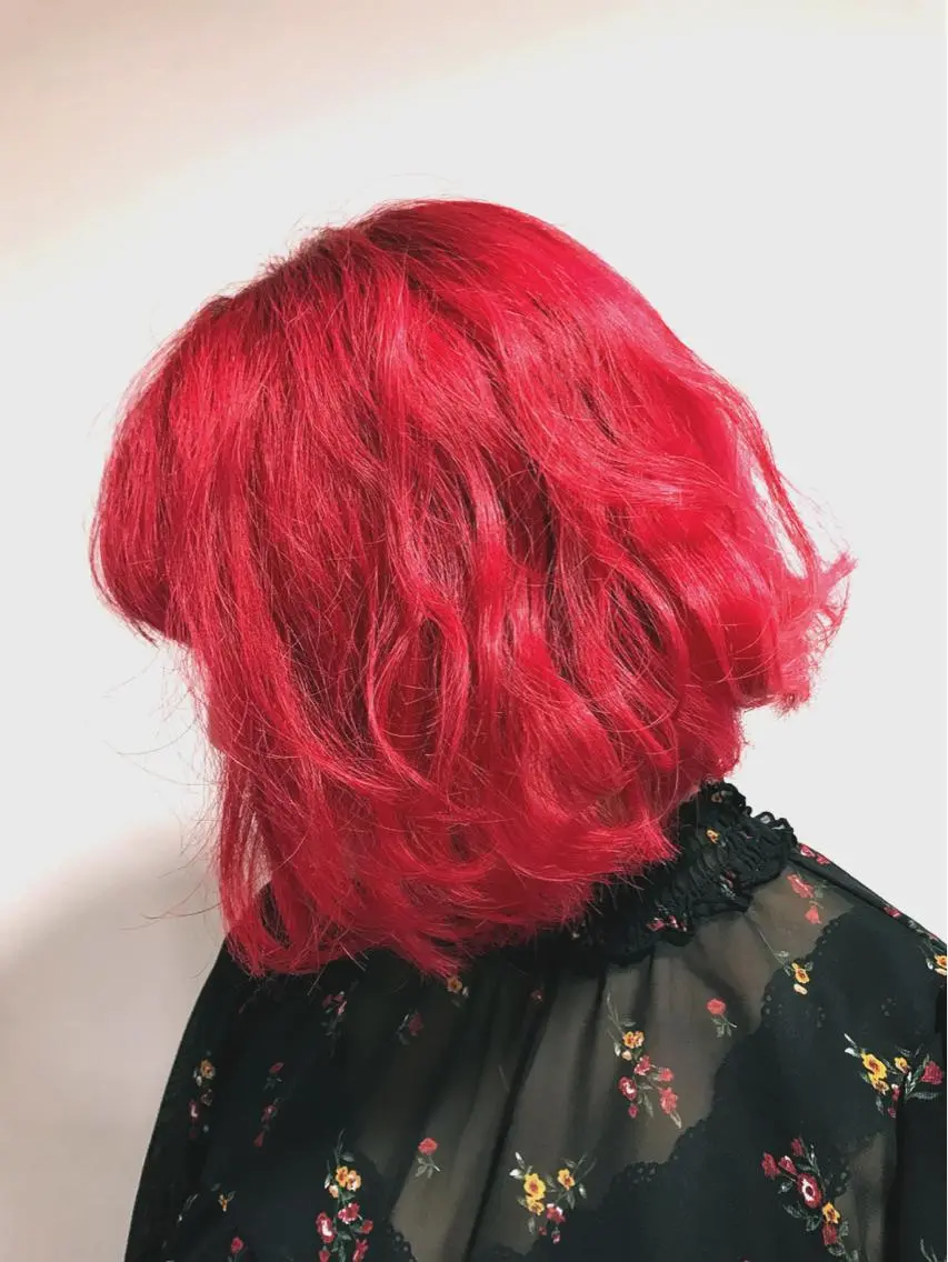 ショート カラー ブリーチ ルビー 長谷川 誠志のヘアスタイル
