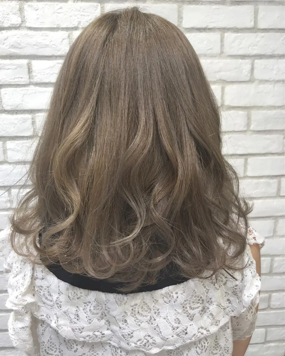 ミディアム カラー ベージュカラー ブリーチ ミルクティーベージュ Ash 戸田公園店のヘアスタイル