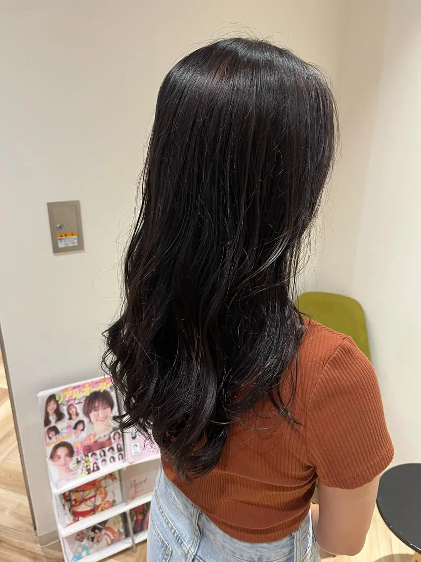 ロング ヘアカラー 伊東 彩花のヘアスタイル