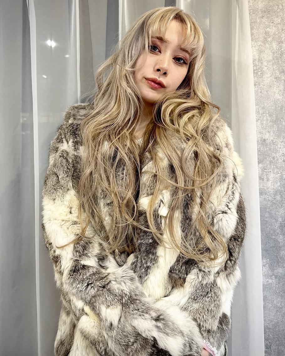 ミディアム カラー ブロンド ホワイトブロンド レイヤーカット ウルフカット ウルフ/レイヤー /ブリーチ/心斎橋のヘアスタイル
