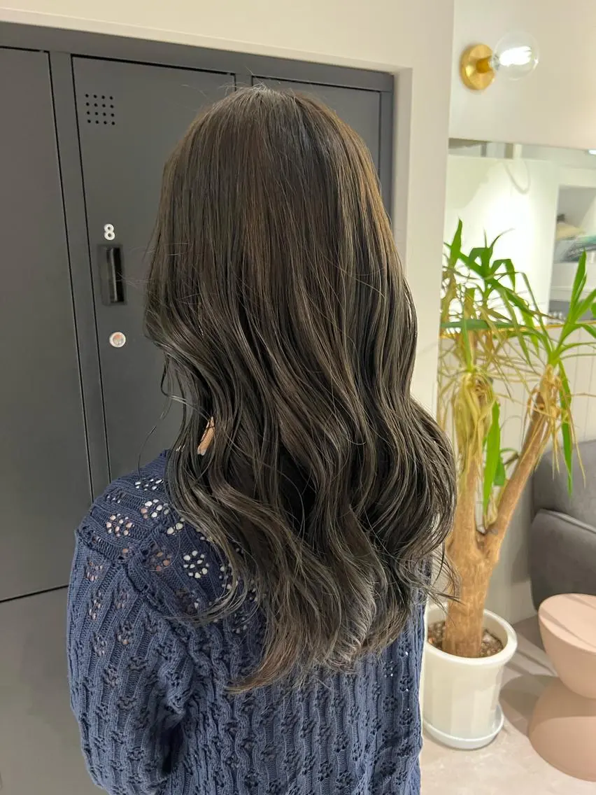 ロング カラー グレージュ オリーブグレージュ オリーブグレー 暗髪カラー🫐パーマ おくだりんかのヘアスタイル