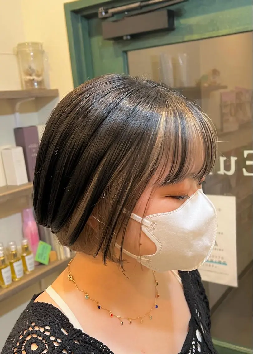 ショート ミストバング ブリーチ毛の縮毛矯正 ハイトーン/岡本智樹のヘアスタイル