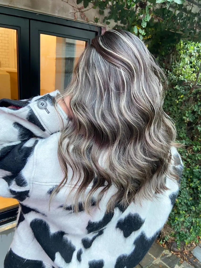 ミディアム 白いハイライト🤍 タナカリョウスケのヘアスタイル