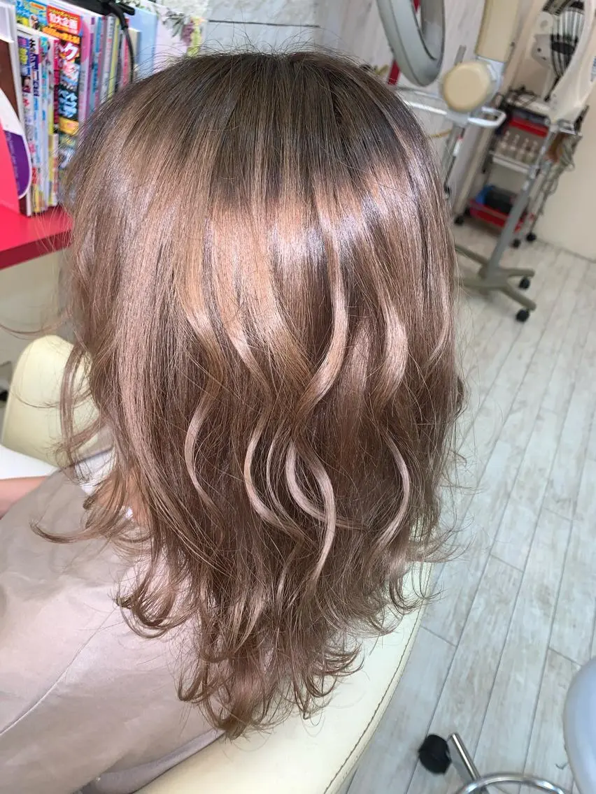 ミディアム カラー ヘアアレンジ ベージュカラー ミルクティーベージュ 今村公介 ブリーチ特化、派手髪のヘアスタイル