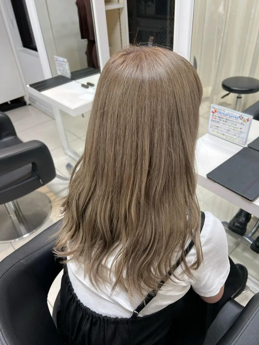 ロング カラー ベージュカラー ブリーチ 透明感カラー ミルクティーベージュ ヘアカラー トリートメント 【暖色カラー特化】 中山由梨のヘアスタイル