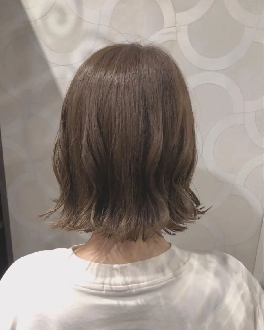 ショート カラー ベージュカラー ボブ 外ハネヘア 艶髪 ♡Tomiyaのヘアスタイル