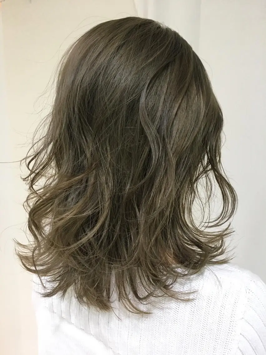 ミディアム カラー パーマ アッシュ 外ハネヘア きむえり/髪質改善 /うねり広がり改善のヘアスタイル