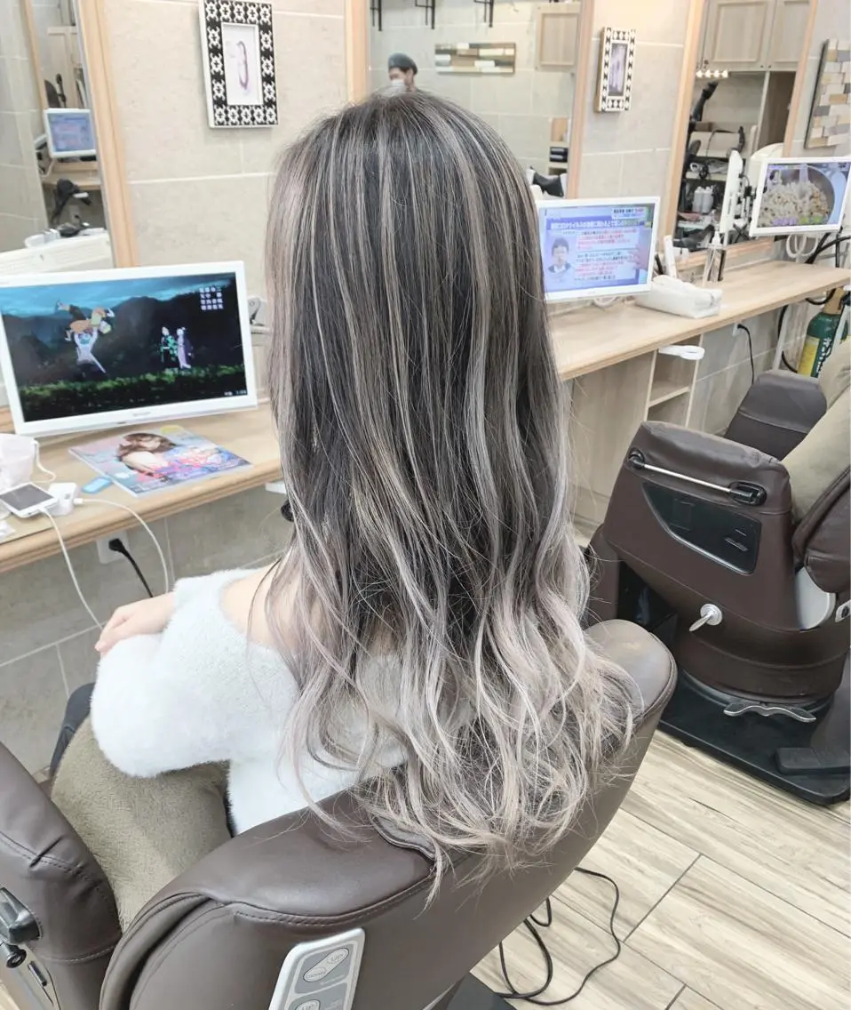 セミロング カラー バレイヤージュ レイヤーカット ヘアカラー トリートメント 平尾 拓也のヘアスタイル